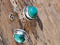 Load image into Gallery viewer, Ohrstecker Zopf Rand Malachit grün rund 8 mm 925er Sterling Silber Stein Silberohrstecker

