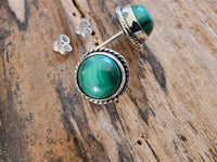 Load image into Gallery viewer, Ohrstecker Zopf Rand Malachit grün rund 8 mm 925er Sterling Silber Stein Silberohrstecker
