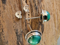 Load image into Gallery viewer, Ohrstecker Zopf Rand Malachit grün rund 8 mm 925er Sterling Silber Stein Silberohrstecker
