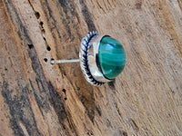 Load image into Gallery viewer, Ohrstecker Zopf Rand Malachit grün rund 8 mm 925er Sterling Silber Stein Silberohrstecker
