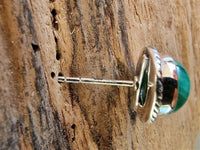 Load image into Gallery viewer, Ohrstecker Zopf Rand Malachit grün rund 8 mm 925er Sterling Silber Stein Silberohrstecker
