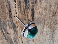 Load image into Gallery viewer, Ohrstecker Zopf Rand Malachit grün rund 8 mm 925er Sterling Silber Stein Silberohrstecker
