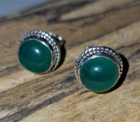 Load image into Gallery viewer, Ohrstecker Jade grün rund Rand Zopfmuster 8 mm Ø eingefasst 925er Sterling Silber
