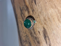 Load image into Gallery viewer, Ohrstecker Jade grün rund Rand Zopfmuster 8 mm Ø eingefasst 925er Sterling Silber
