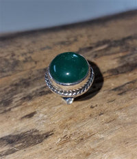 Load image into Gallery viewer, Ohrstecker Jade grün rund Rand Zopfmuster 8 mm Ø eingefasst 925er Sterling Silber
