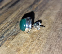 Load image into Gallery viewer, Ohrstecker Jade grün rund Rand Zopfmuster 8 mm Ø eingefasst 925er Sterling Silber
