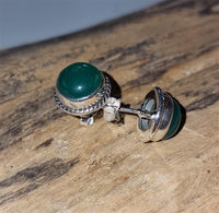Load image into Gallery viewer, Ohrstecker Jade grün rund Rand Zopfmuster 8 mm Ø eingefasst 925er Sterling Silber

