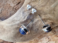 Load image into Gallery viewer, Ohrstecker Zopf Rand Lapis blau rund 8 mm 925er Sterling Silber Stein Silberohrstecker
