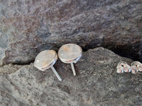 Load image into Gallery viewer, Ohrstecker, Weiß, aus Mondstein, 8mmØ, rund, 925er Sterlingsilber-Stift, in Silber gefasst
