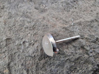 Load image into Gallery viewer, Ohrstecker, Weiß, aus Mondstein, 8mmØ, rund, 925er Sterlingsilber-Stift, in Silber gefasst
