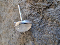 Load image into Gallery viewer, Ohrstecker, Weiß, aus Mondstein, 8mmØ, rund, 925er Sterlingsilber-Stift, in Silber gefasst

