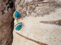 Load image into Gallery viewer, Ohrstecker Türkis Tropfen 8 mm 925er Sterling Silber Rand Stein Silberohrstecker

