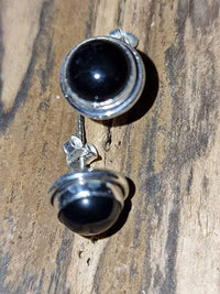 Load image into Gallery viewer, Ohrstecker schwarz Onyx rund 10mm 925 Silber hoch Rand
