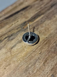 Load image into Gallery viewer, Ohrstecker schwarz Onyx rund 10mm 925 Silber hoch Rand
