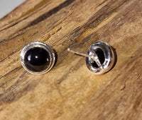 Load image into Gallery viewer, Ohrstecker schwarz Onyx rund 10mm 925 Silber hoch Rand

