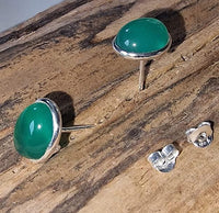 Load image into Gallery viewer, Ohrstecker Jade Rand Kante grün oval 10 mm Ø eingefasst 925er Sterling Silber
