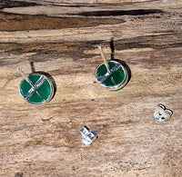 Load image into Gallery viewer, Ohrstecker Jade Rand Kante grün oval 10 mm Ø eingefasst 925er Sterling Silber
