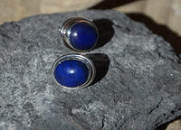 Load image into Gallery viewer, Zeitlose Eleganz: Ovale Ohrstecker aus Lapislazuli und Silber
