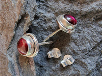 Load image into Gallery viewer, Ohrstecker,dunkelrot, Granat, Rand dick, rund, 8mm Ø, in Silber eingefasst, 925er Sterlingsilber-Stift
