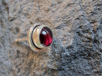Load image into Gallery viewer, Ohrstecker,dunkelrot, Granat, Rand dick, rund, 8mm Ø, in Silber eingefasst, 925er Sterlingsilber-Stift

