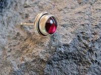 Load image into Gallery viewer, Ohrstecker,dunkelrot, Granat, Rand dick, rund, 8mm Ø, in Silber eingefasst, 925er Sterlingsilber-Stift
