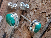 Load image into Gallery viewer, Ohrstecker Malachit grün Tropfen 6 mm 925er Sterling Silber Rand Stein Silberohrstecker

