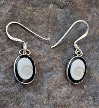 Load image into Gallery viewer, Shivaauge Silberohrringe schwarz oval Rand 10 mm Ohrringe Ohrhänger 925er Silber Shiva Auge Eye
