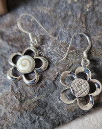 Cargar imagen en el visor de la galería, Shivaauge Ohrringe Blume ca. 1,8 cm Durchmesser Shiva Auge eye 925er Sterling Silber Ohrhänger
