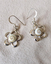 Cargar imagen en el visor de la galería, Shivaauge Ohrringe Blume ca. 1,8 cm Durchmesser Shiva Auge eye 925er Sterling Silber Ohrhänger
