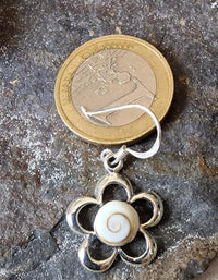 Cargar imagen en el visor de la galería, Shivaauge Ohrringe Blume ca. 1,8 cm Durchmesser Shiva Auge eye 925er Sterling Silber Ohrhänger
