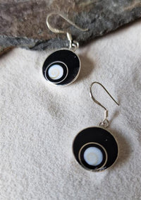 Load image into Gallery viewer, Shivaauge Kreise Resin schwarz Ohrringe 14 mm 925er Sterling Silber Shiva Auge Shivaeye
