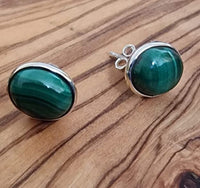 Load image into Gallery viewer, Grüne Malachit Ohrstecker aus 925er Silber - Zeitlos schön und edel
