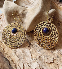 Cargar imagen en el visor de la galería, Ohrringe Kreis gestanzt Lapis Mandel blau Messing antik golden Tribal Ohrhänger
