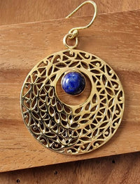 Cargar imagen en el visor de la galería, Ohrringe Kreis gestanzt Lapis Mandel blau Messing antik golden Tribal Ohrhänger
