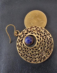 Cargar imagen en el visor de la galería, Ohrringe Kreis gestanzt Lapis Mandel blau Messing antik golden Tribal Ohrhänger

