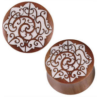 Load image into Gallery viewer, Sawoholz Plug Rotbraun weißes Bone Inlay Schnörkel Stern Mehrzackig Tribal Expander
