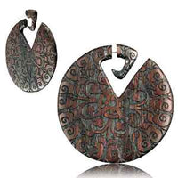 Load image into Gallery viewer, Moroccan Flower Design Fake Piercing Hanger aus Narra Holz
