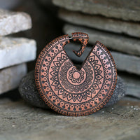 Cargar imagen en el visor de la galería, Handgefertigtes Mandala Fake Piercing Hanger aus Sawo Holz
