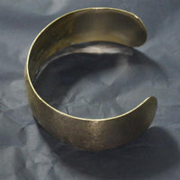 Load image into Gallery viewer, Messing Tribal Armreif golden schraffiert breit gewölbt 25 mm nickelfrei verstellbar antik Brass
