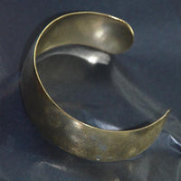 Load image into Gallery viewer, Messing Tribal Armreif golden schraffiert breit gewölbt 25 mm nickelfrei verstellbar antik Brass
