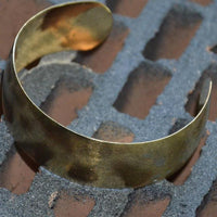 Load image into Gallery viewer, Messing Tribal Armreif golden schraffiert breit gewölbt 25 mm nickelfrei verstellbar antik Brass
