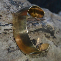 Load image into Gallery viewer, Messing Tribal Armreif golden schraffiert breit gewölbt 25 mm nickelfrei verstellbar antik Brass
