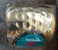Load image into Gallery viewer, Messing Armreif gold Perlen Kreise gehämmert rosa türkis breit nickelfrei verstellbar antik Tribal
