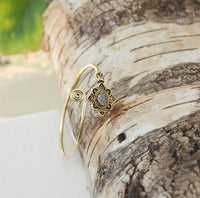 Load image into Gallery viewer, Messing Armreif antik golden Mondstein Maserung Schnörkel Herzen verstellbar
