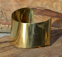 Load image into Gallery viewer, Messing Armreif antik gold Welle breit offen 46mm
