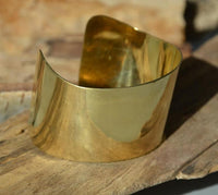 Load image into Gallery viewer, Messing Armreif antik gold Welle breit offen 46mm
