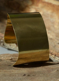 Load image into Gallery viewer, Messing Armreif antik gold Welle breit offen 46mm
