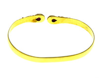 Cargar imagen en el visor de la galería, Messing Armreif golden Rubin Spirale Tropfen Flechtrand
