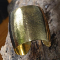 Cargar imagen en el visor de la galería, Messing Brass Armreif golden schraffiert breit gewölbt 64 mm nickelfrei verstellbar antik
