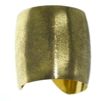 Cargar imagen en el visor de la galería, Messing Brass Armreif golden schraffiert breit gewölbt 64 mm nickelfrei verstellbar antik
